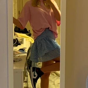 Blå kjol - Skitfin kjol med volanger i storlek 36, använd fåtal gånger och är i bra kvalite.