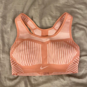 Nike Sport BH - Aprikos färgad sport BH ifrån Nike!
