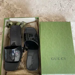 Svarta klack sandaler från Gucci. Aldrig använda, beställde i fel storlek och kunde inte skicka tillbaka. 