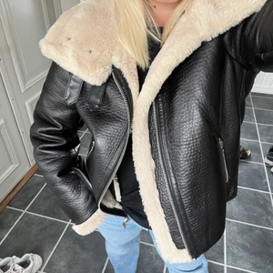 Jacka - Säljer min supersnygga jacka från NAKD som tyvärr inte kommer till användning längre! Jackan är i jättebra skick och köptes för mellan 800-900kr❤️‍🔥 Mitt pris: 450kr