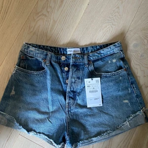 Jeansshorts  - Jeansshorts från Zara. Dom är helt oanvända med prislappen kvar. Köpte dom i butik utan att testa och märkte sen när jag kom hem att dom var för små och tappade bort kvittot😤 Dom är i storlek 40 men är absolut mer som en 36 eller kanske 38. Nypris 300. 
