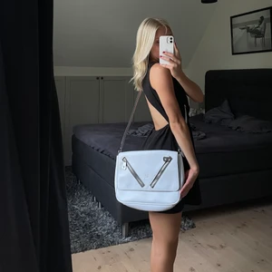 Fin blå guess väska  - Den är inte använd, köpt på Guess i NY 