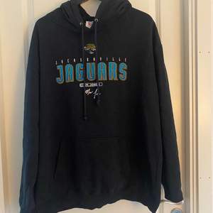 Vintage svart hoodie från NFL.  Jacksonville Jaguars märke på framsidan. Storlek L. Använd ett flertal gånger men i bra skick.  (Köparen står för frakt) 