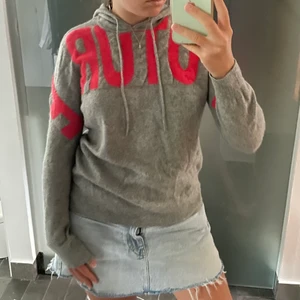 FROM FUTURE - From future tröja köpt för ca 2 år sedan! Använd men i gott skick, inga hål, fläckar eller liknande. 100% Kashmir. Storlek M men passar nog bäst på ngn som har 36/S så de är lite små i storlekarna. Börjar bli för tight för mig därav säljer jag den nu. Aningen ihopdragen vid trycket på bröstet men det går att stryka bort! BUDA !💙 köpare står för frakt 