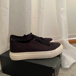 The north face skor  - Säljer ett par helt nya the north face sneakers. Dem är en storlek för stora för mig därför säljer jag dem här🥰 dem är i storlek 39 och har en mycket skön sula med ”extra foam” som gör dem väldigt bekväma. Nypris ca 1200, säljer för 500 + frakt (85kr). 