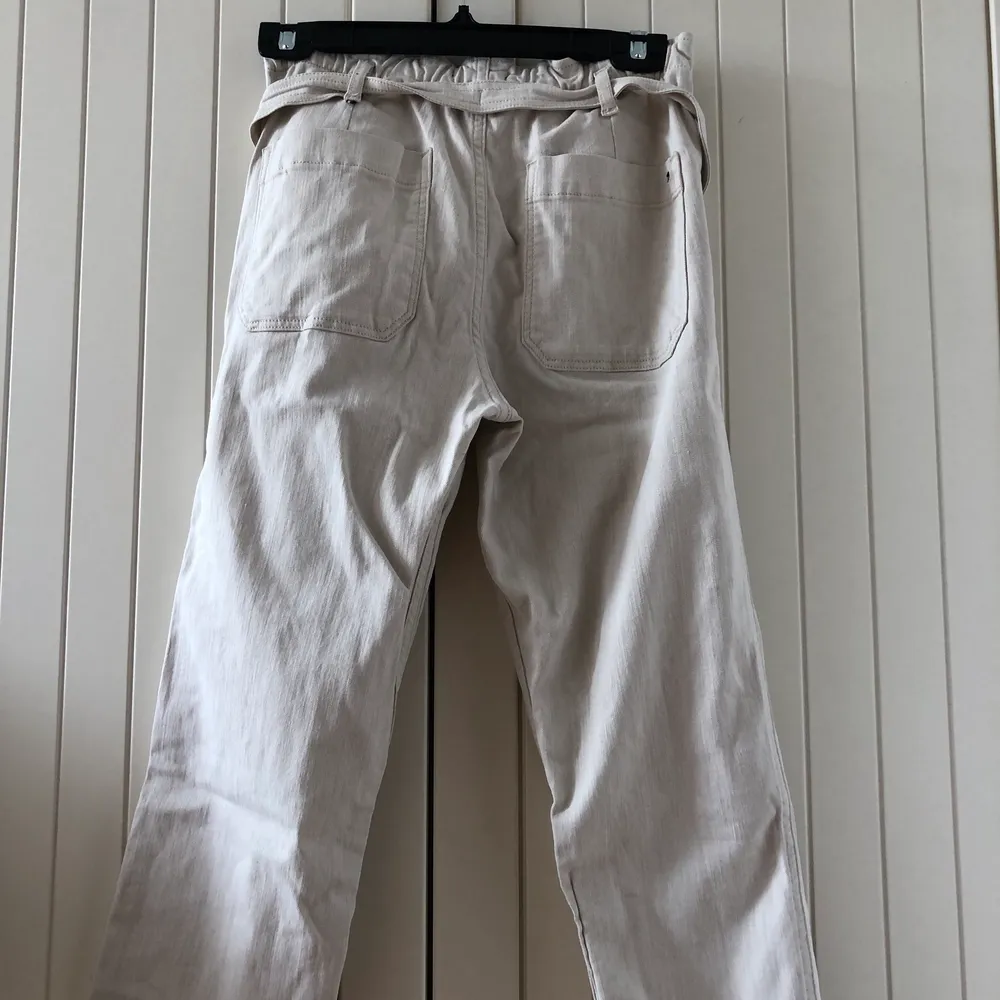 Sköna stretchiga bomullsbyxor från tommy hilfiger i ljusbeige/vit färg! De har ett band i midjan som man kan välja om man vill ha på eller av. Strl 164 men passar en xs! 🌸🌸. Jeans & Byxor.