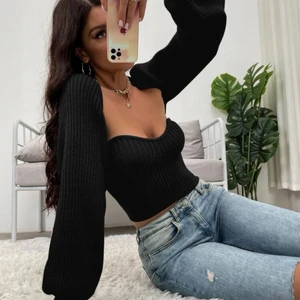 Topp - Säljer denna från shein pga för liten för mig. Kostade 249kr (kolla hemsidan!) kan mötas annars står kund för frakt🐬