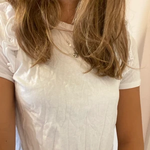 Vit volang topp - Säljer denna söta vita volang tshirt då den är lite för liten på mig, använda några gånger!!💕