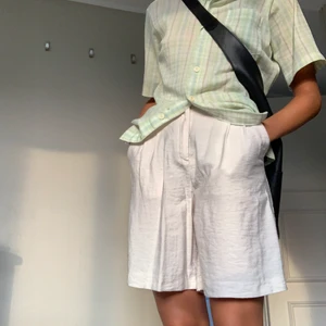 Hm shorts - Sköna dra på shorts med dragkedja och knappar.