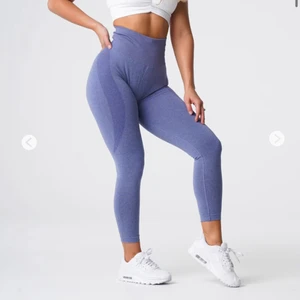 Nvgtn tights - Fint skick, använda 3 gånger. Nypris 595kr. Storlek XS men de är stretchiga 💙 färgen heter royale. Säljer för att jag har för många träningstights 🥰