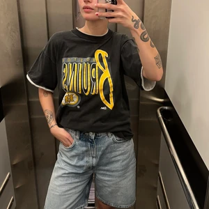 Vintage T-shirt  - Jättefin vintage T-shirt köpt från second hand. Vita kanter runt ärmen och halsen. Säljer för 180kr. Storlek M. 