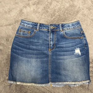 Jeanskjol i strl xs - Jeanskjol från zara köpt för 279kr för ett år sedan, oanvänt, väldigt fin och man kan även ha den som en lågmidjad kjol. Bra material och fin färg.