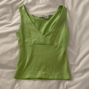 Vintage grön topp - Säljer denna superfina gröna topp. Köpt second hand men från märket energie. Skriv privat vid intresse💗 Frakt tillkommer på 51kr (spårbar)📦 !TRYCK INTE PÅ KÖP DIREKT! (Högsta bud: 670kr)