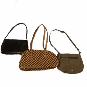 Väskor - Säljer dessa väskor då jag har för många, alla har några defekter vilket kan ses på bild 2. Säljer en för 10kr eller alla för 20kr. Kan mötas upp i Stockholm eller frakta! Tryck inte på köp direkt‼️