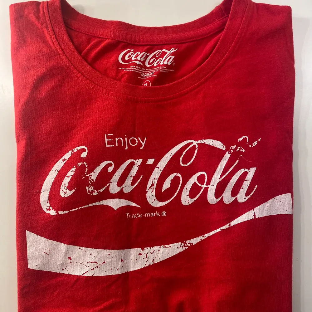 Oanvänd Coca cola t-shirt, säljer då den inte andvänds. . T-shirts.