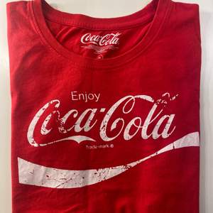 Oanvänd Coca cola t-shirt, säljer då den inte andvänds. 