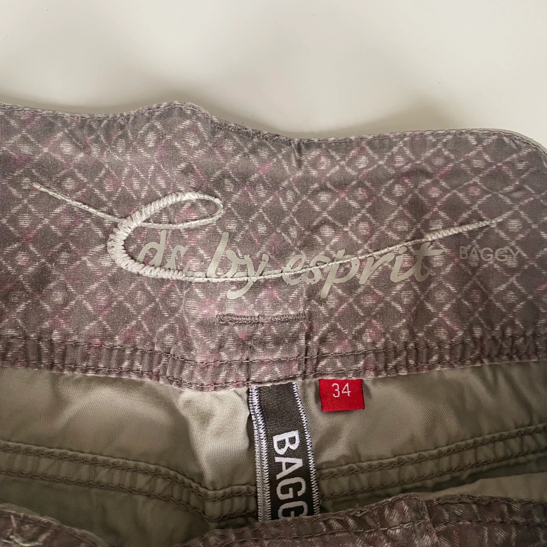 Shorts i storlek 34  - 90