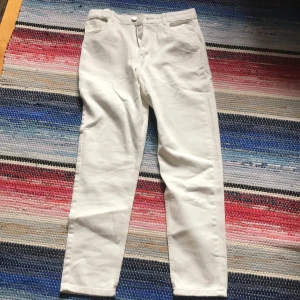 Vita jeans  - Bra kvalitet snygga på 50 kr plus frakt  