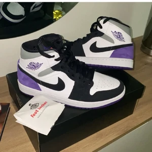 Jordan 1 mid  - Säljer mina fina jordans, de är köpta för 1400kr från footlocker, använt de 1-2 gånger men de ser helt nya ut. Vet inte om jag har boxen kvar men tror jag har kvittot nånstans  Buda gärna🥰  Köps direkt för 1600
