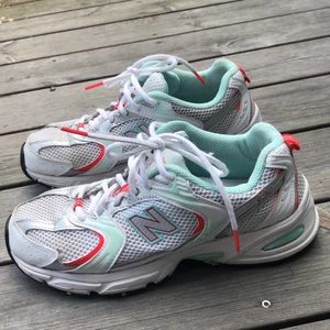 New balance skor  - Newbalance skor köpta här på Plick, säljer tyvärr pga för små:( Den ena skon har ett pyttelitet hål (se andra bilden), men är i övrigt i bra skick! Modellen är 530 och färgen är turkos/röd. Skorna är i stl 40 men skulle säga att de är små i storlek🙃