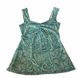 Grön topp från kappAhl - En fin KaapAhl tröja i mycket bra skick med coolt mönster och knytning på ryggen. ❤️Frakt tillkommer❤️