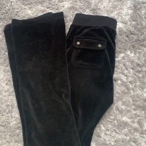 Svart juicy byxor  - Hej. Säljer mina svarta juicy byxor som jag inte använder längre. Köpta o vintras men knapt använt. Skriv för frågor bilder mm