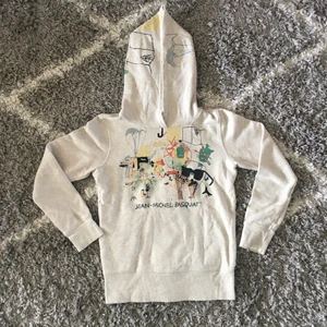 Jean-Michel Basquiat Hoodie - färg: greyish white 💘  Jag köpte den för 918 kr 💌