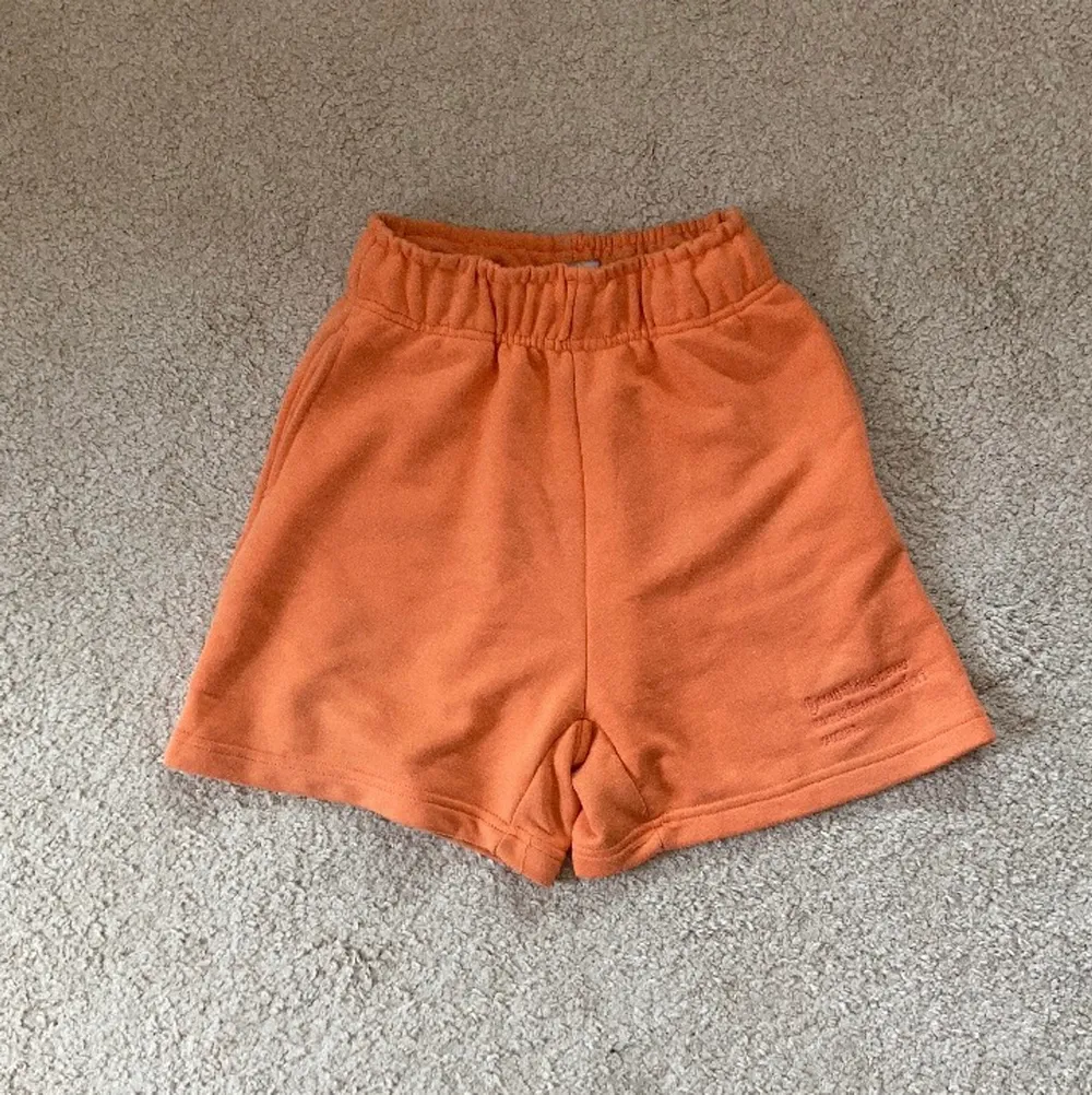 Orangea Bermuda sweat shorts från Berahka i bra skick.. Shorts.