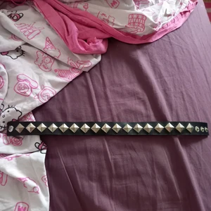 Choker med nitar  - Bara provad säljer vidare för att den inte satt snyggt på mig. 