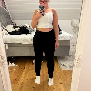 Byxor från Lager 157 strl s - Passar mig som är 160cm i längd, jag som i vanliga fall har M i strl kan ha s pga stretchen i byxorna. Varför jag säljer är för att jag ej gillar just denna tighta modell av byxa