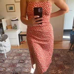 Blommig klänning från Zara  - Supergullig klänning från zara, använd endast ett fåtal gånger! 