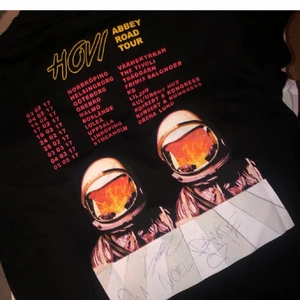 Signerad hov1tröja - Signerad!! Hov1tröja från en konsert u Malmö 2017. I nyskick. Utgångspris 250kr