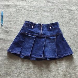 Y2k jeans skirt - En fin y2k jeans som pasar gâtte bra till allt och passar xs- s