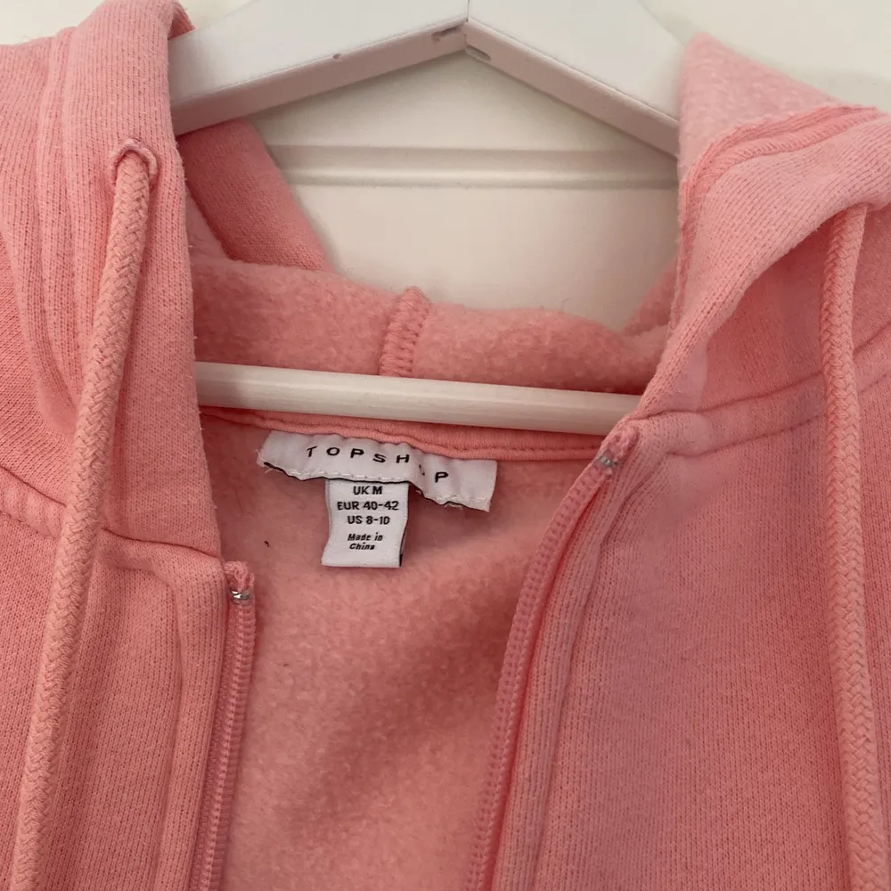 Super söt och mysig rosa zip hoodie, köpt på Asos💕 Storlek M men passar även S. Hoodies.