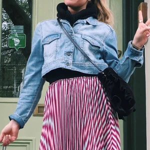 Cropped jeansjacka - En jeansjacka från HM som jag själv sytt om till en kortare modell! Passar xs-s! Kan skicka mer bilder ❣️