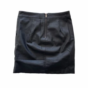 Läderkjol   - En supersnygg läderkjol som sitter mycket bekvämt! 🫶🏼