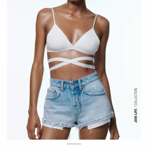 Zara jeans short - Säljer mina blåa jeans shorts från zara pågrund av att dem börjar bli försmå. Ordinarie pris 299 säljer för 150kr+frakt.⭐️
