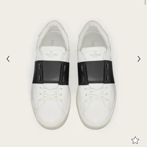 Valentiono - Säljer mina valentionos då de dags att köpa nya. Strl 45 men skulle säga att de passar 44 också. Lite slitna men annars fint skick 