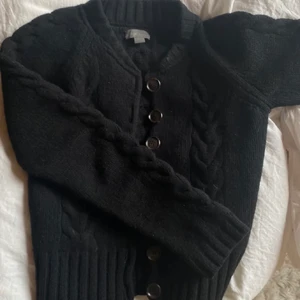 stickad kofta  - En jätte fin stickad kofta från acne, den köptes här på Plick för inte så längesen och den var då för kort för mig💗