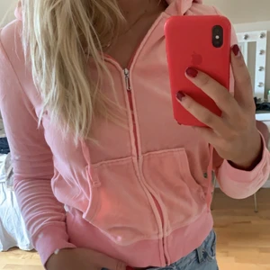 Juicy couture hoddie  - Så snygg färg men även jätteskön! Passar till allt och den är i mycket bra skick. 