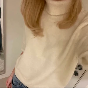 Stickad topp - Säljer denna fina stickade tröjan från hm💗 storlek S. Använd 1 gång så den är i nyskick! Tryck inte på köp direkt!! 