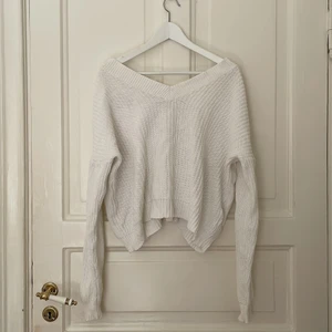 NLY Trend kofta - Det är en vit stickad kofta med snörad rygg från Nelly i storlek S. Jag köpte den vid 2016/17 för ca men har inte använt den efter 2018. Den är lite oversized och är tänkt att hänga över ena axeln. Super gullig verkligen men är inte min stil längre 💗