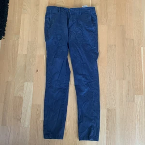 Jack & Jones chinos i marinblå strl 27/30 - Marinblåa Jack & Jones chinos i bra skick med slim fit i strl 27/30