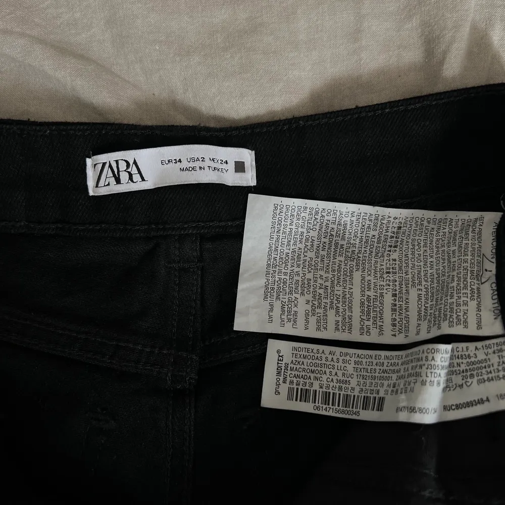 Säljer dessa ursnygga högmidjade svarta straight-leg jeans från Zara. I jättebra skick, aldrig använt. Är 160 cm lång och bär storleken 34/XS. Köparen står för frakten🤍 pris kan även diskuteras!. Jeans & Byxor.