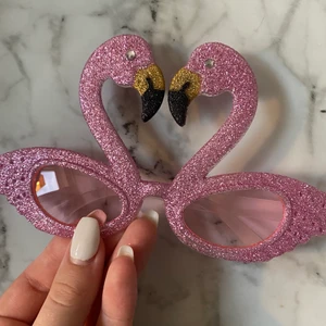 Flamingo glasögon  - Super söta flamingo glasögon köpta på dollarstore och är perfekta inför tema partyn, säljs för 5kr+ frakt💗