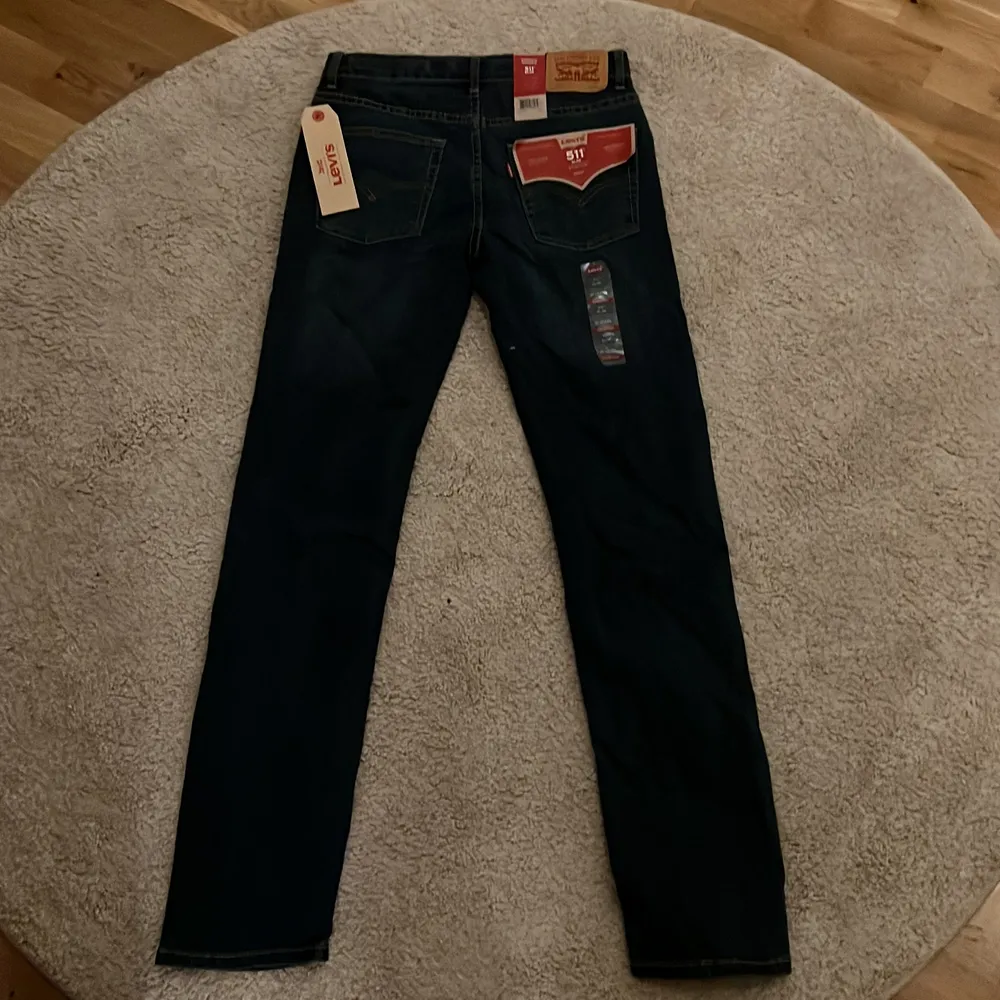 Säljer dessa helt oanvända levis jeans. Alla lappar är kvar. Modellen är 511 slim 16A. 176 cm långa från midja till ankel.  . Jeans & Byxor.