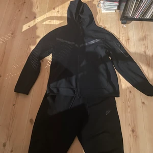 Nike tech fleece  - Hej, storlek M på byxorna! Storlek L på tröjan cond7,5/10 fick dom i present i maj