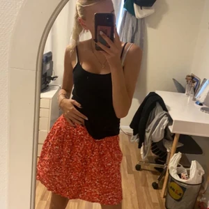 Söt blommig kjol från new yorker 🌹❤️ - Köpt från new yorker för ett tag sen, har kommit till användning men är fortfarande i mycket bra skick! Storlek S❤️