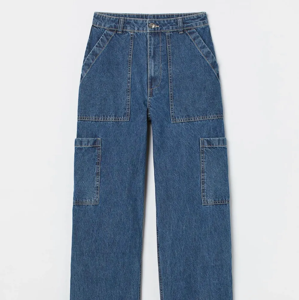 Cargo jeans från hm. Använda Max två gånger så skicket är som nytt. storlek 38 men passar större och mindre med. Pris: 150kr + frakt. Jeans & Byxor.