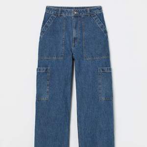 Cargo jeans från hm. Använda Max två gånger så skicket är som nytt. storlek 38 men passar större och mindre med. Pris: 150kr + frakt